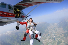 Saut en parachute, à Bex (VD)