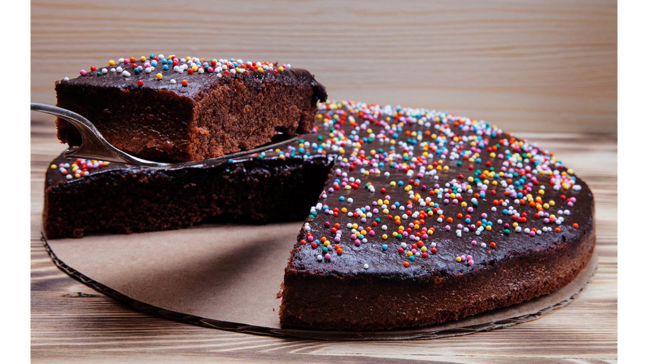 Gâteau au chocolat, avec des vermicelles colorées | Cadeaux24