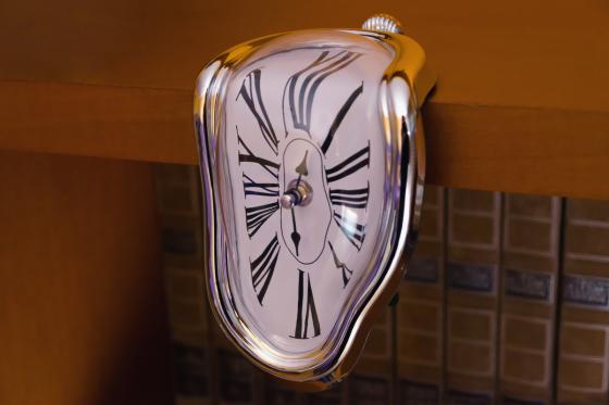 Schmelzende Uhr - mit römischen Ziffern  