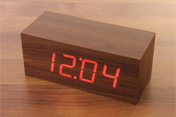 Wooden LED Wecker - The Cube braun  
