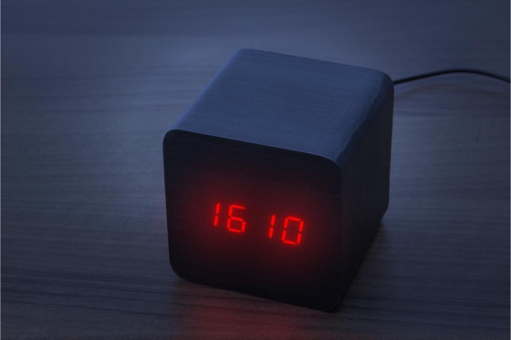 Wooden LED Wecker - The Karma schwarz 1 