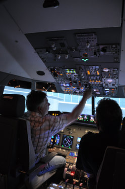 Flug Simulator Geschenk - im Cockpit einer Boeing 737 10 