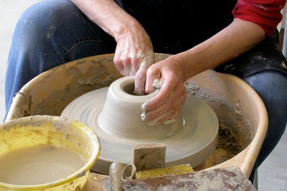 Faire de la poterie - dans un atelier de céramique  