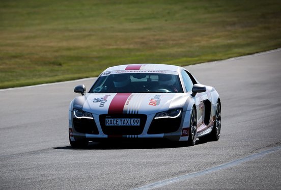 Renntaxi auf Rennstrecke - Co-Pilot im Audi oder Porsche 2 