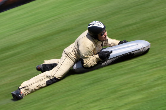 Descentes en airboard - Sur le tremplin de saut à ski d'Einsiedeln, pour 2 personnes 1  Descentes en airboard - Sur le tremplin de saut à ski d'Einsiedeln, pour 2 personnes 1