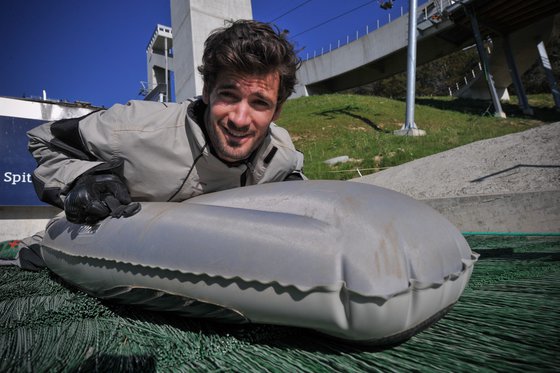 Descentes en airboard - Sur le tremplin de saut à ski d'Einsiedeln, pour 2 personnes 3  Descentes en airboard - Sur le tremplin de saut à ski d'Einsiedeln, pour 2 personnes 3