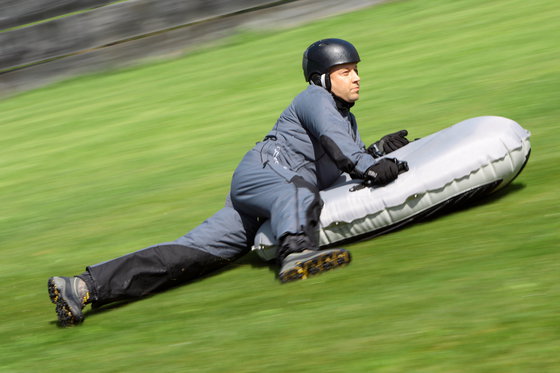 Descentes en airboard - Sur le tremplin de saut à ski d'Einsiedeln, pour 2 personnes 4  Descentes en airboard - Sur le tremplin de saut à ski d'Einsiedeln, pour 2 personnes 4