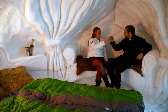 Iglu Übernachtung für 4 - inkl. Fondue, Schneeschuhwanderung & Aperitif 2 