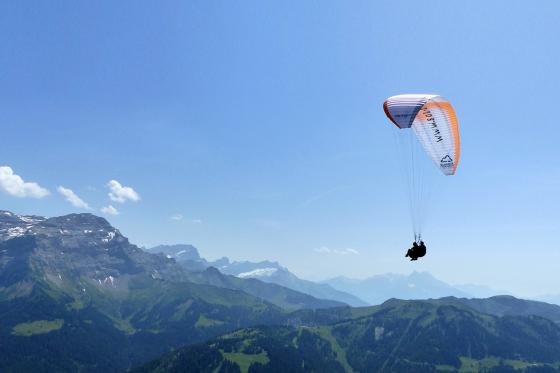 Parapente biplace - au-dessus des Alpes Vaudoises 1  Parapente biplace - au-dessus des Alpes Vaudoises 1