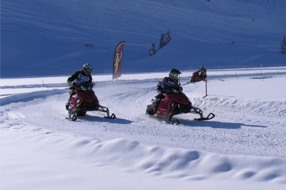 Snowmobile in Gstaad - Schneetöff fahren für 2 Personen 2 