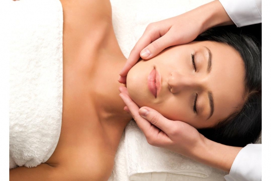 Gesichts- und Kopfmassage - 60-minütige Ayuverdische Massage mit Stirnölguss  