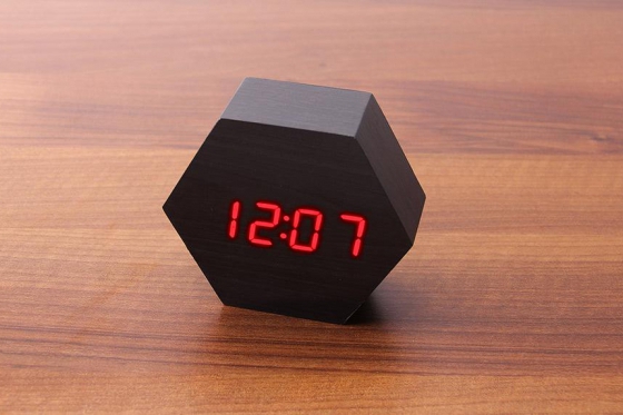 Wooden LED Wecker - The Gon  