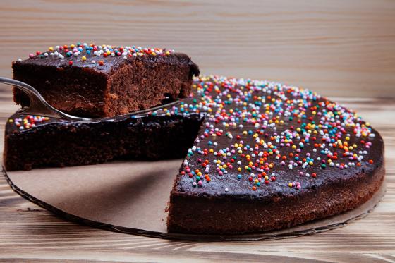 Gâteau au chocolat - avec des vermicelles colorées 1 