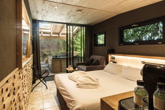 Nuit dans une chambre luxe - Inclus: Spa privatif, 2 soins Vinésime & petits-déjeuners  