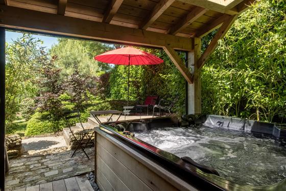 Nuit dans une chambre luxe - Inclus: Spa privatif, 2 soins Vinésime & petits-déjeuners 3 