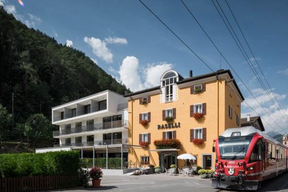 Hélicoptère au Bernina - & 1 nuitée avec repas du soir à 5 plats pour 2 personnes inclus 1 