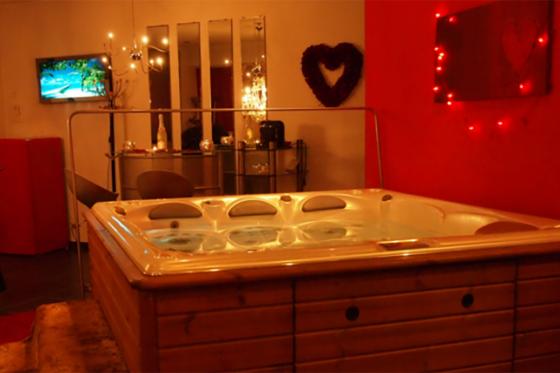 Romantische Übernachtung - Loveroom in Bern mit Whirlpool   