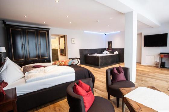 Romantik in der Riviera Suite - Whirlpool, privater Seezugang & Lounge, Nebensaison 3 