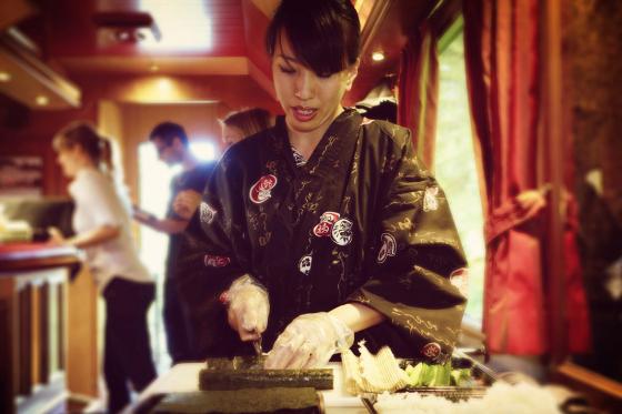 Train Sushi - Sushis et boissons pour quatre personnes 3 