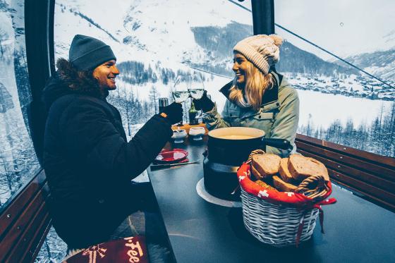 Fondue en télécabine pour 2 - une expérience de repas unique avec vin inclus à Saas-Fee  