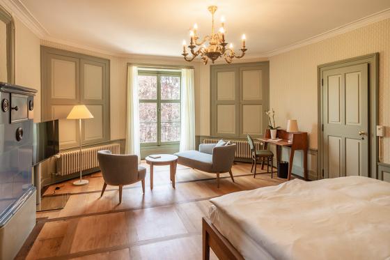 Nuitée dans un château pour 2 - au château de Schadau au bord du lac de Thoune, avec menu à 5 plats 1 