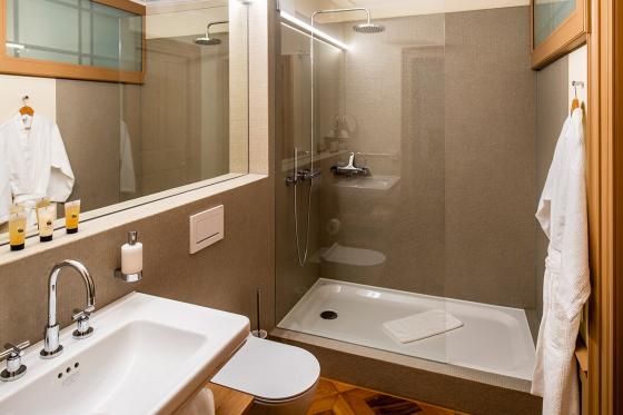 Nuitée dans un château pour 2 - au château de Schadau au bord du lac de Thoune, avec menu à 5 plats 5 