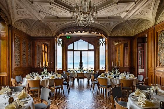 Nuitée dans un château pour 2 - au château de Schadau au bord du lac de Thoune, avec menu à 5 plats 12 