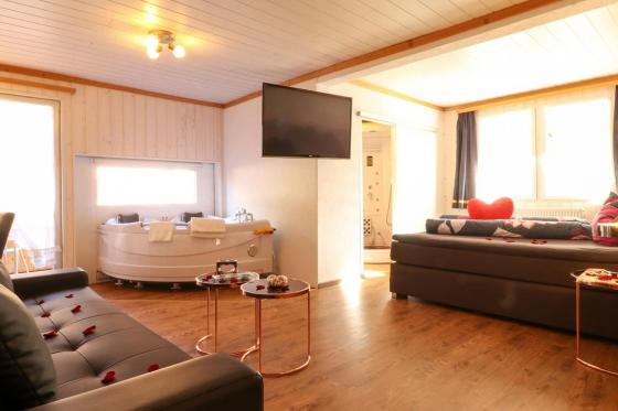 Loveroom-Suite Übernachtung  - Suite mit Whirlpool, Cheminée und Garten 3 