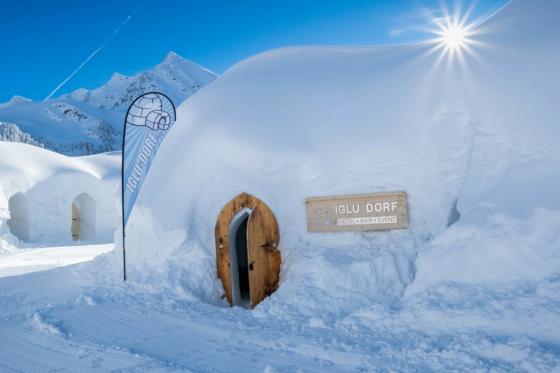 Nuit dans un igloo pour 2 - & 1 vol en parapente pour 1 personne à Davos  