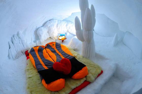 Nuit dans un igloo pour 2 - & 1 vol en parapente pour 1 personne à Davos 1 