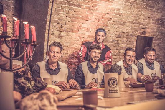 Mittelalter Übernachtung  - inkl. Frühstucksbuffet, Ritteressen im Themenzimmer für 2 12 