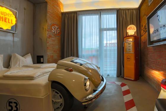 Nuitée dans une chambre à thème - petit déjeuner pour 2 personnes 1 