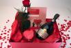 Love Box Deluxe - Avec bon cadeau romantique, vin mousseux, véritable rose et boîte de chocolats Lindor en forme de cœur 2
