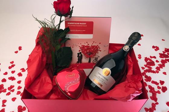 Love Box Deluxe - Avec bon cadeau romantique, vin mousseux, véritable rose et boîte de chocolats Lindor en forme de cœur 2 