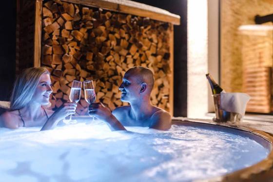 Escapade bien-être en Valais - 1 nuit avec spa privé et repas aux chandelles à 3 plats pour 2 pers. 2 