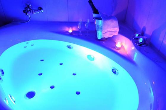 Loveroom à la montagne  - 1 nuit pour 2 personnes, avec petit déjeuner et menu fondue  3  Loveroom à la montagne  - 1 nuit pour 2 personnes, avec petit déjeuner et menu fondue  3