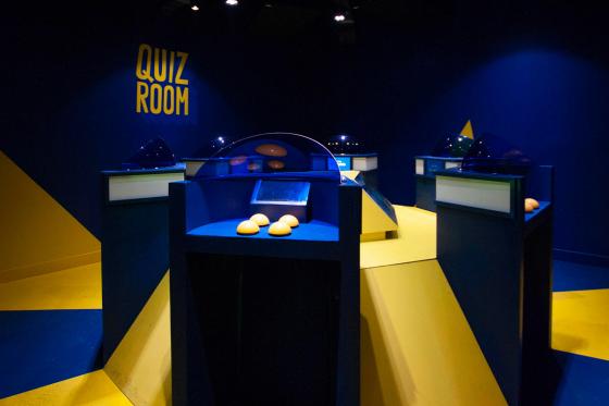 Quiz Room - Défiez vos amis dans un décor de plateau télé | 4 personnes 8 