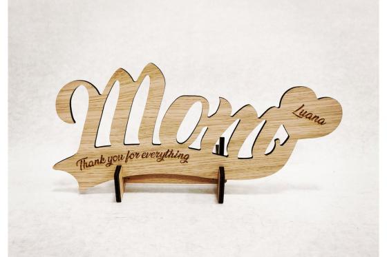 Schriftzug Mom - mit Gravur  