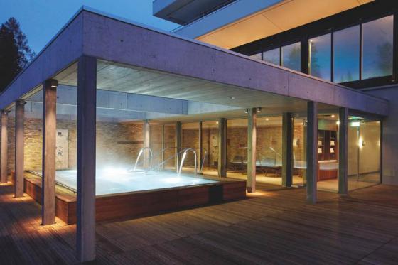 Escapade romantique - 2 nuits avec spa, petit déjeuner & 1 repas à 3 plats  