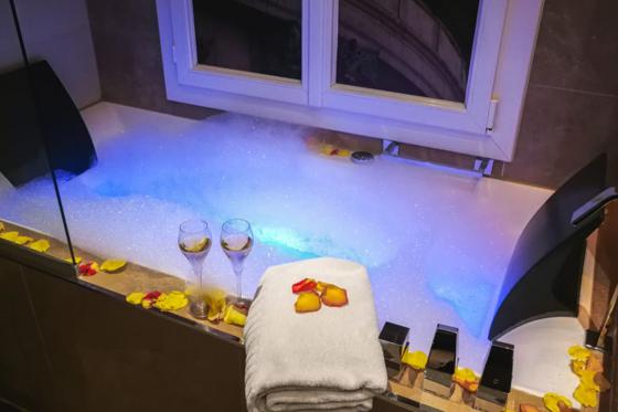 Romantischer Kurzurlaub in Paris - 1 Nacht mit Frühstück, Jacuzzi und Sprudel-Badewanne für 2 2 