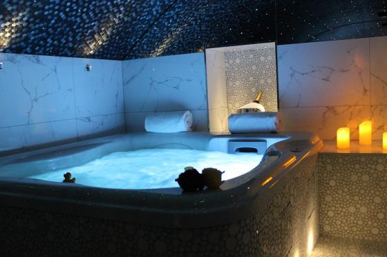 Romantischer Kurzurlaub in Paris - 2 Nächte mit Frühstück, Jacuzzi und Sprudel-Badewanne für 2 3 