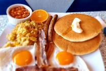 Brunch américain à Nyon - Assiette américaine, jus d'orange pressé et café pour 2 personnes