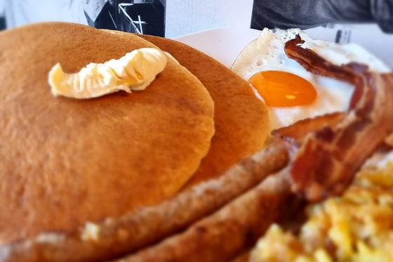 Brunch américain à Nyon - Assiette américaine, jus d'orange pressé et café pour 2 personnes 3  Brunch américain à Nyon - Assiette américaine, jus d'orange pressé et café pour 2 personnes 3
