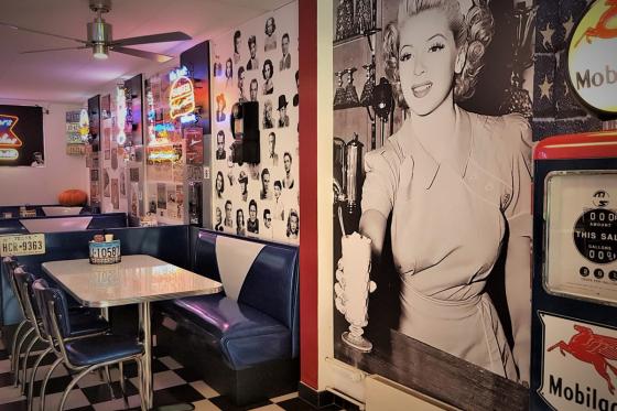 Repas américain à Nyon - Burger, frites, milkshake et boissons pour 2 personnes 1  Repas américain à Nyon - Burger, frites, milkshake et boissons pour 2 personnes 1