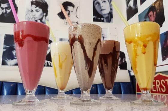 Repas américain à Nyon - Burger, frites, milkshake et boissons pour 2 personnes 3  Repas américain à Nyon - Burger, frites, milkshake et boissons pour 2 personnes 3