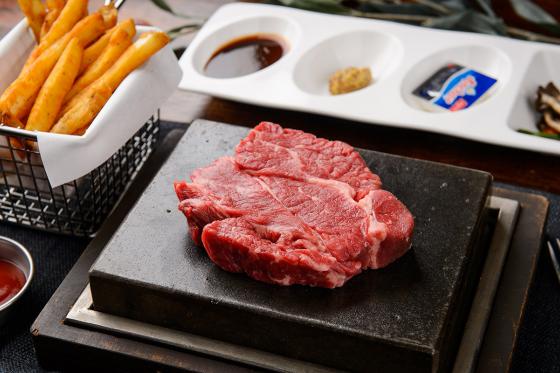 Entrecôte de cheval sur ardoise - Menu avec vin rouge, dessert et Prosecco pour 2 personnes   Entrecôte de cheval sur ardoise - Menu avec vin rouge, dessert et Prosecco pour 2 personnes