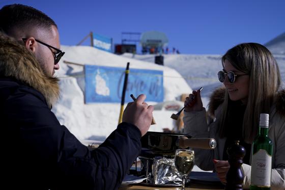 Fondue & Schneeschuhlaufen - in Davos oder Gstaad 1 