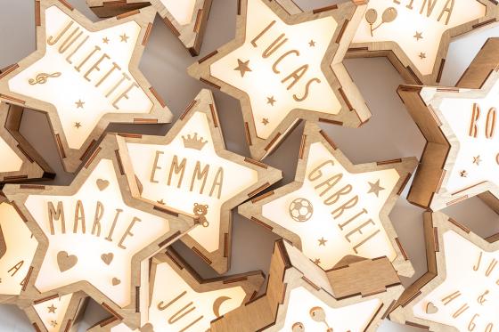 Veilleuse étoile personnalisable - Porte nom lumineux en bois 2 