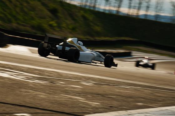 Steuern eines Formel 4-Rennwagen  - 10 bis 12 Runden am Steuer eines Einsitzers | 1 Person 1 