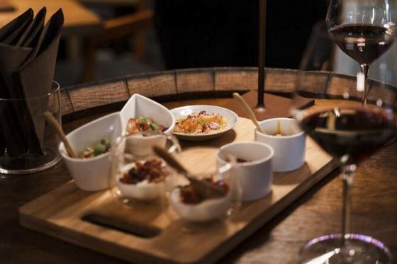 Nuit au Tessin & dégustation de vin - En Junior Suite avec menu à 3 plats pour 2 personnes 1 